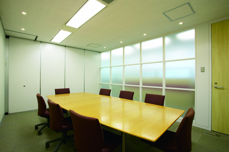 窓のない会議室も明るさ溢れる空間デザインへ