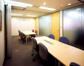 自由な空間構築でアイデアが広がる会議室