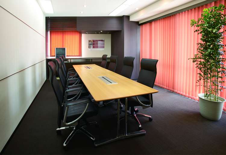 ブラウン基調の重厚なデザインが高級感を演出する会議室