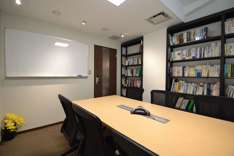 シックな空間に知識とスタイルを収納、会議室の壁面書架