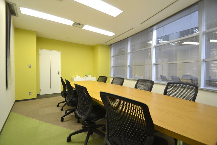 壁と床の配色が印象的な明るい会議室レイアウト