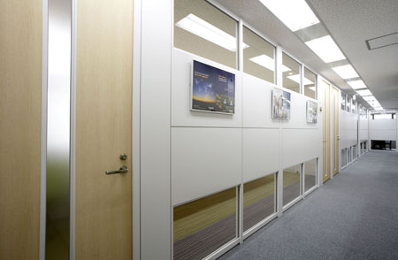 スペースの区分けと視覚的な心地よさを意識したオフィス空間