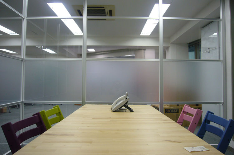 イケア家具と軽快なデザインが融合したユニークな会議室