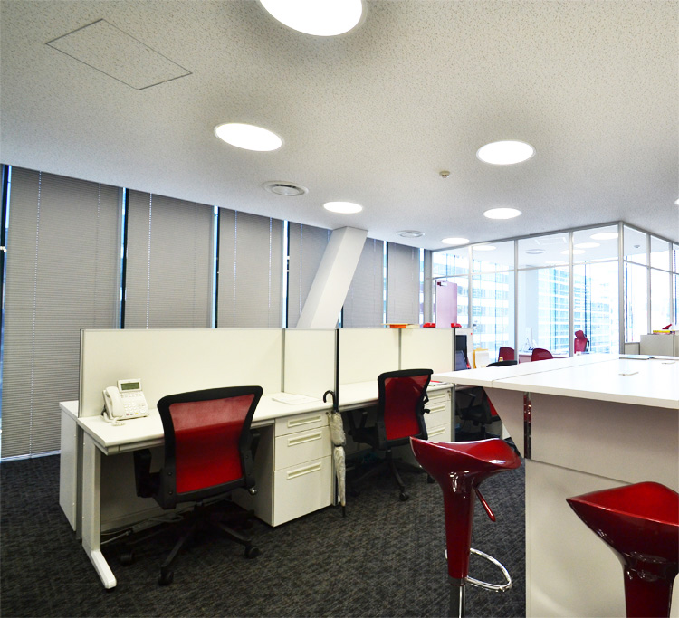シンプルながらCIの赤が個性を引き立てるオフィスデザイン