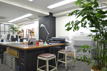 空間をうまく区切った作業スペースと社長室のオフィスデザイン