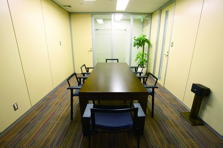 多色の絶妙なバランスで、落ち着いた雰囲気の会議室カーペット
