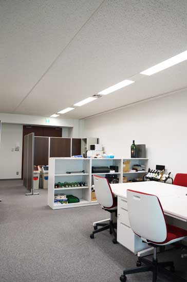 ホワイトを基調に差し色を加えたシンプルなオフィス空間