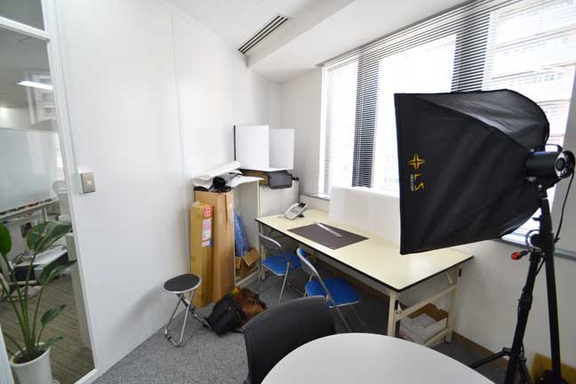小スペースを活用したシンプルなレイアウトの撮影室