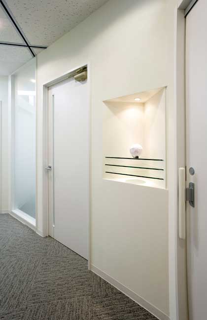 壁面を白系にして清潔感のある明るいオフィスに！