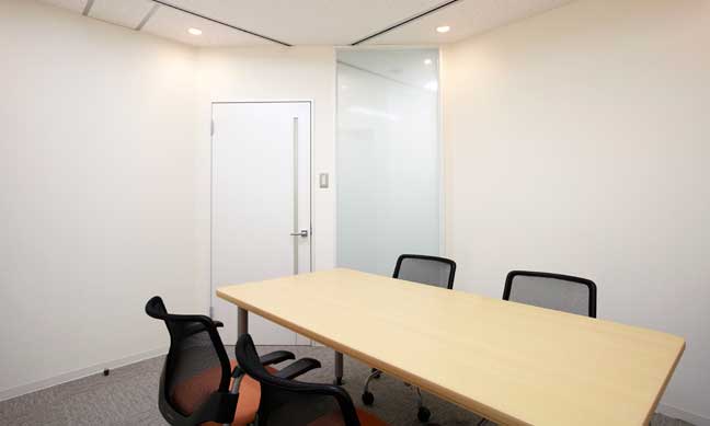 壁面を白系にして清潔感のある明るいオフィスに！