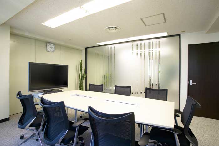 ランダムスリットが魅せる、洗練されたモノトーンの会議室