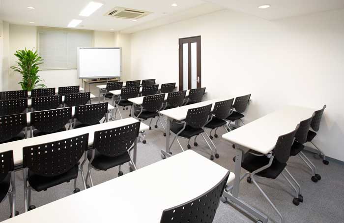セミナーや会議、どちらも叶える柔軟性のある白基調の会議室
