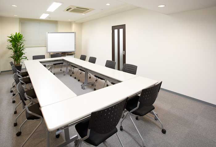 一つの空間でセミナーと会議の両方を実現する、多彩な会議室