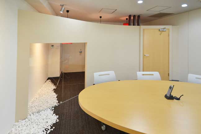 玉石が閉塞感を払拭し、会議室との一体感を醸し出すデザイン