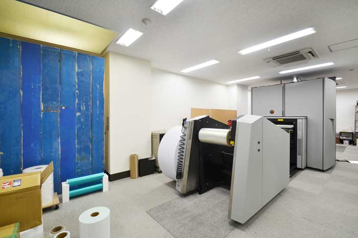 デモルームでXEIKONシリーズの大型デジタル印刷機を設置
