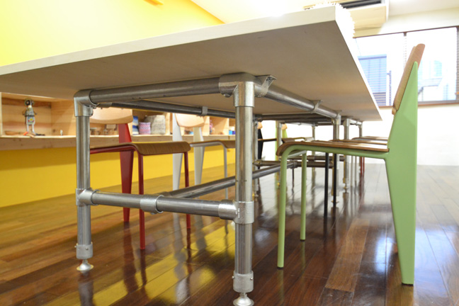 天板と単管パイプを組み合わせた手作りの大テーブル