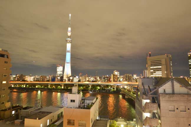 オフィスバルコニーから望むスカイツリーの絶景