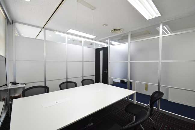 シンプルで開放的な空間の会議室