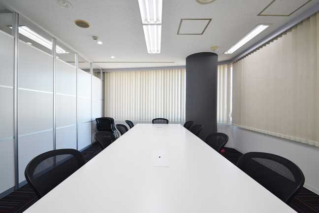 黒の柱がアクセントの開放感あふれるシンプルな会議室