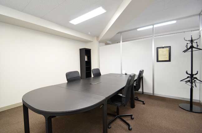 暖かい印象を与えるブラウンの絨毯でシンプルな会議室