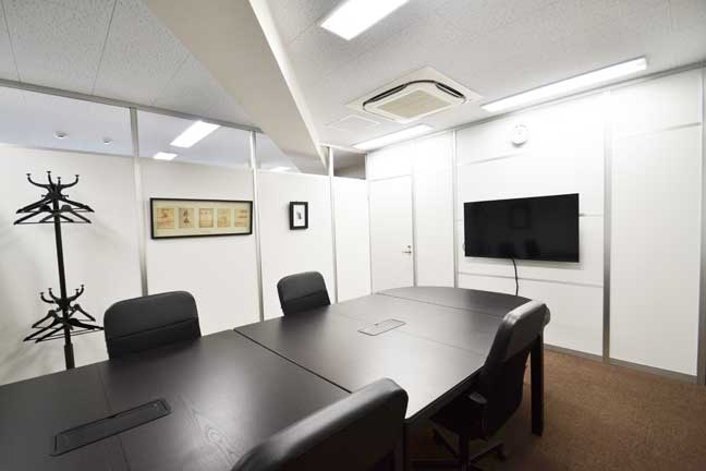 大型テレビを設置した機能的な広々とした会議室