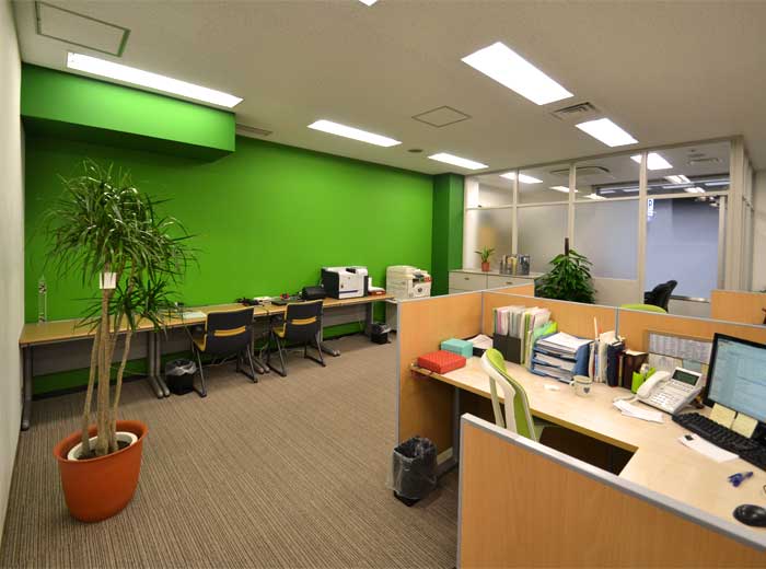 グリーンの壁が印象的なコミュニケーションがとりやすい執務室