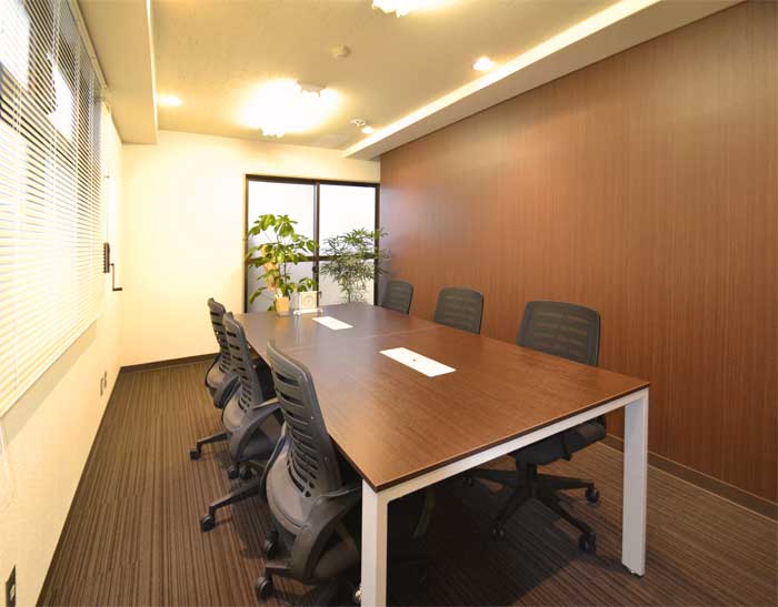 カーペットと木目調壁紙が醸し出す落ち着きあるオフィスのデザイン事例
