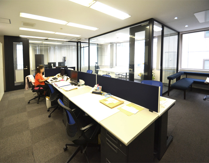 全面ガラスと壁かけTVでオープンな空間を実現したオフィスデザイン事例