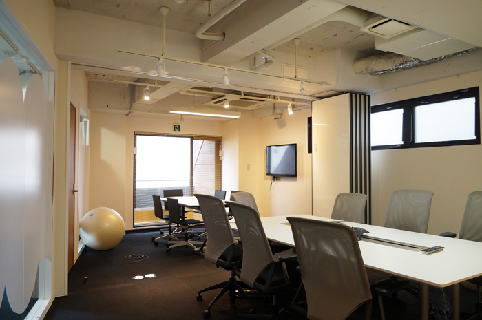 増床スペースの特性を活かしてリフォームしたオフィスデザイン事例