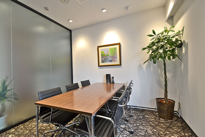 おしゃれな空間を演出するランダム模様の柄絨毯の会議室