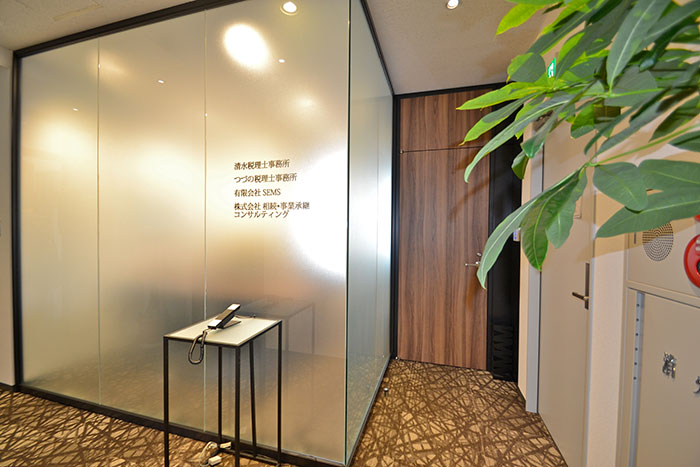 イームズアルミナムチェアを使った高級感のあるオフィスデザイン事例