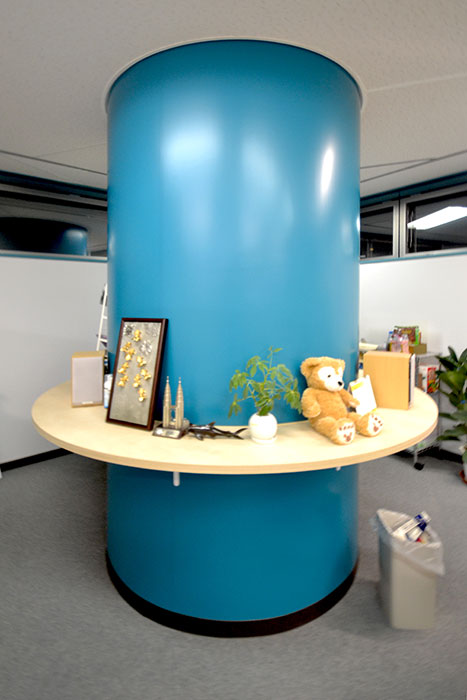 オフィスのブルーの丸柱も、カウンターでレイアウト