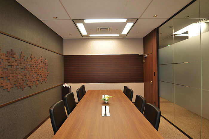 落ち着いた木材が上質な空間を演出する中会議室