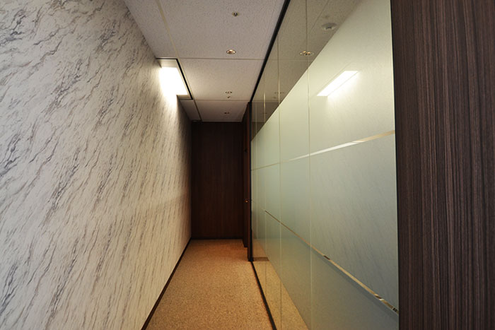 テーマは“和モダン” 信頼感を生む、開放的で洗練されたオフィスデザイン事例