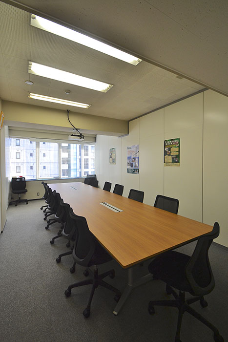 会議室は12名でもゆとりある広々した空間