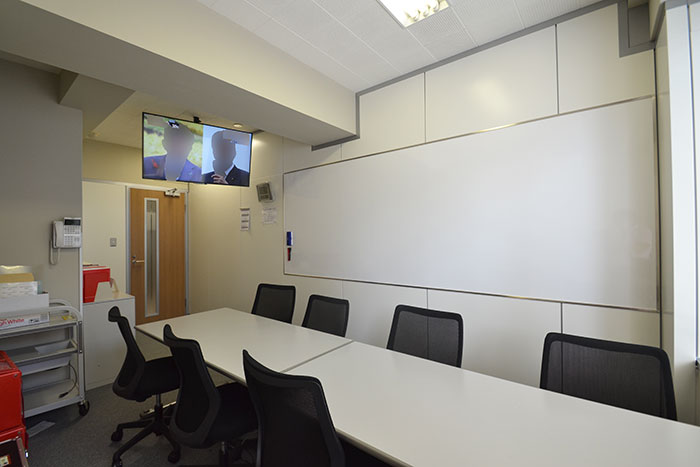 小規模会議に最適な、8名用の社内会議室