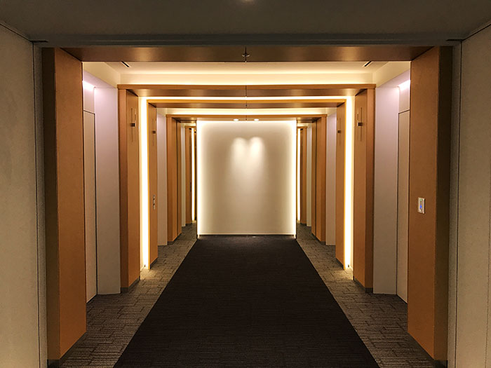 心地よい光とデザインの専用フロアのエレベーターホール