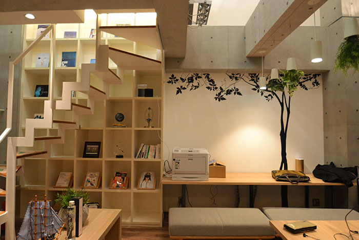 スケルトン階段と天井までの収納が魅力のデザインオフィス