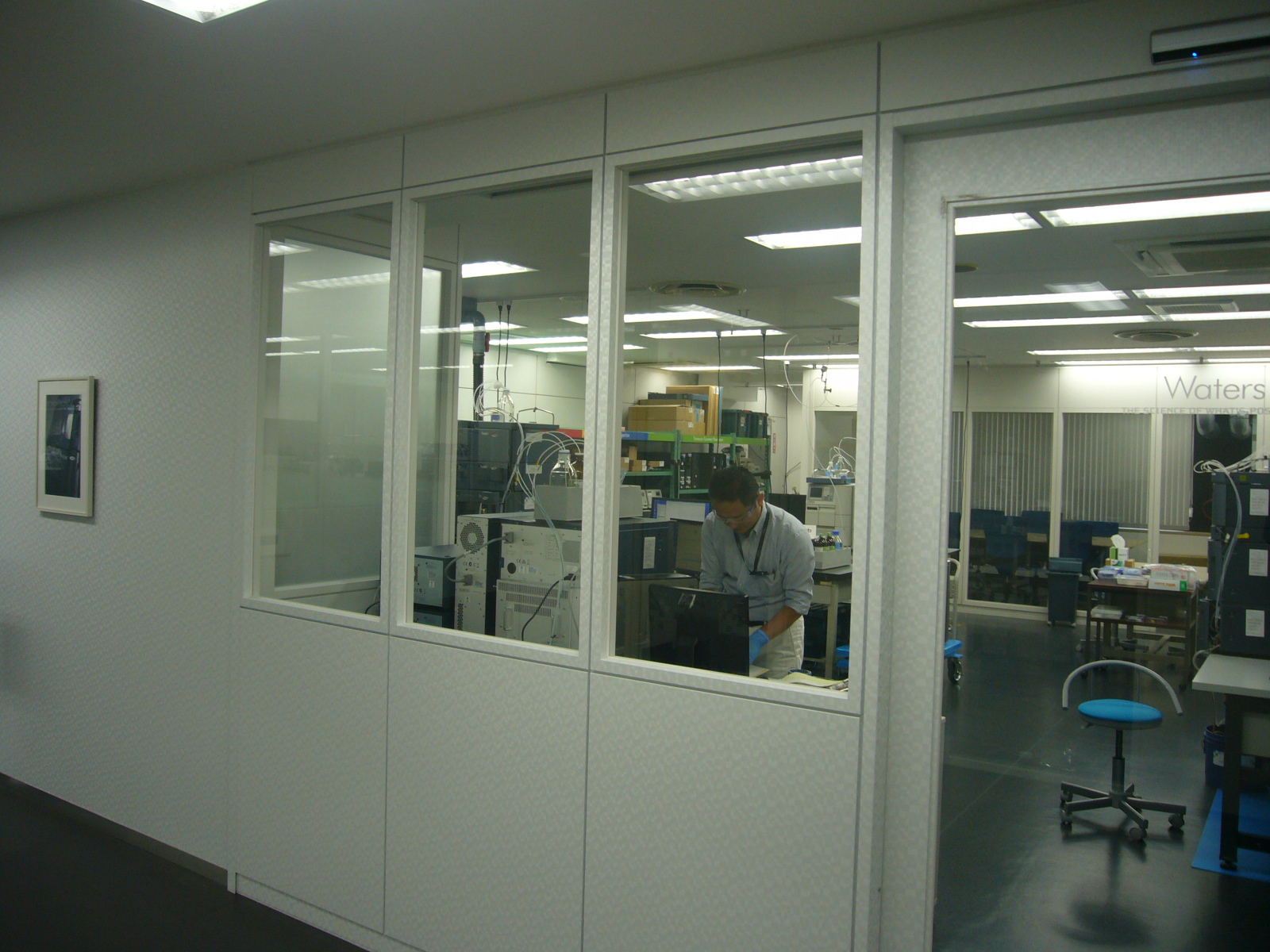 透明な窓が製品リペアセンターの厳格な作業を明示します。