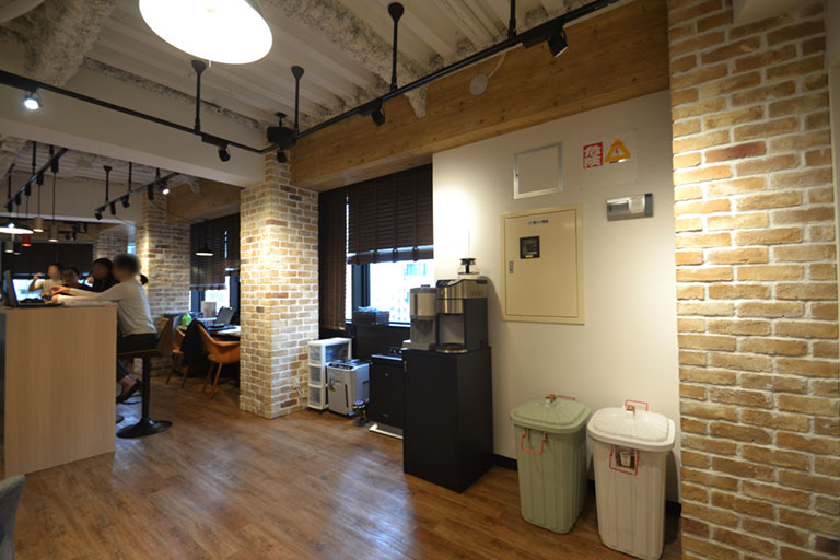 イメージはニューヨークに佇むカフェ…。お洒落で開放的なオフィスデザイン