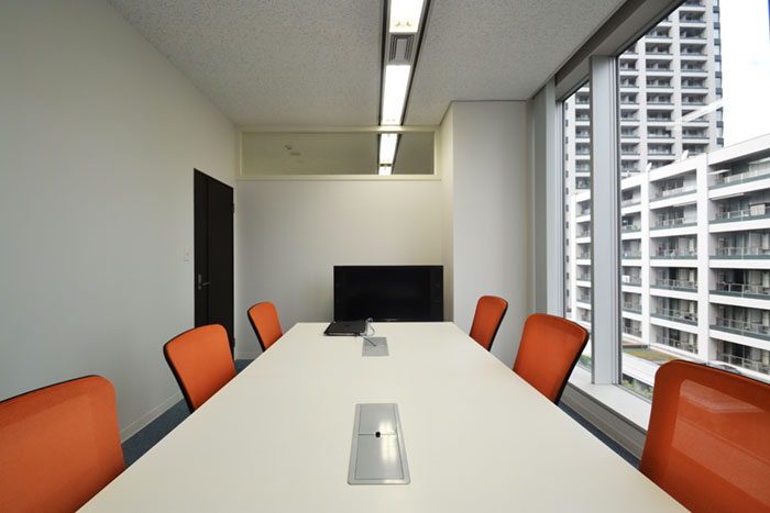 企業の信頼を深めるカラー“白”を基調とした、透明感のあるオフィス