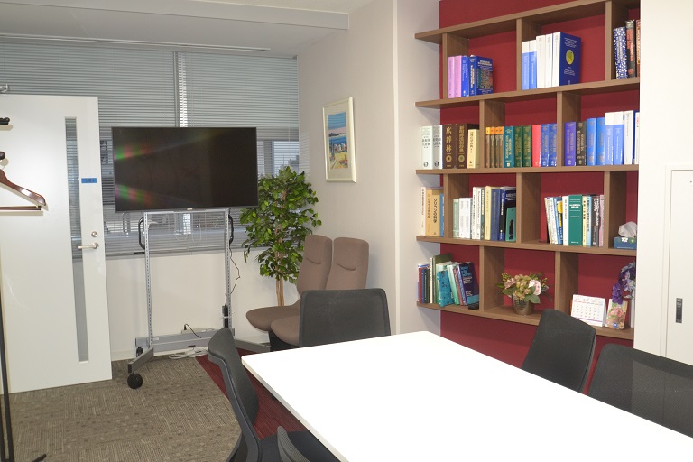 空間を最大限に活用する、壁凹みに調和した本棚のあるオフィス