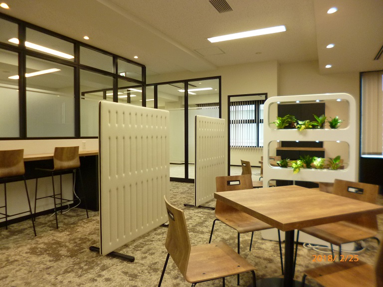 ニコライ バーグマン フラワーズ ＆ デザインのフラワーボックスアレンジメントが華やかに彩るお洒落オフィス