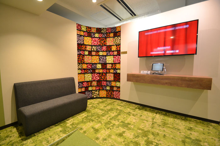 ニコライ バーグマン フラワーズ ＆ デザインのフラワーボックスアレンジメントが華やかに彩るお洒落オフィス