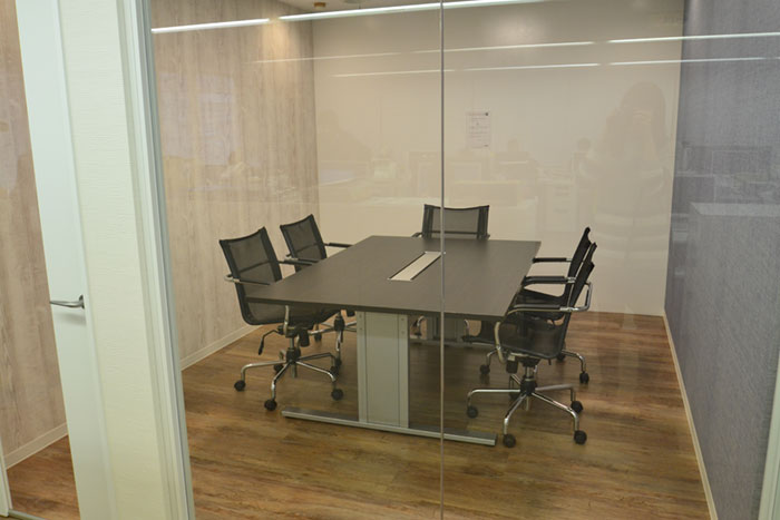 明るさあふれる小会議室、透明ガラスのドアが明るい印象に