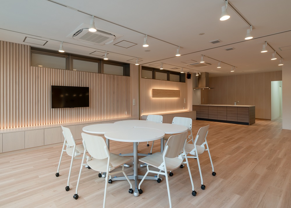 おしゃれと機能性を兼ね備えた日本風の自社ビルオフィスデザイン事例