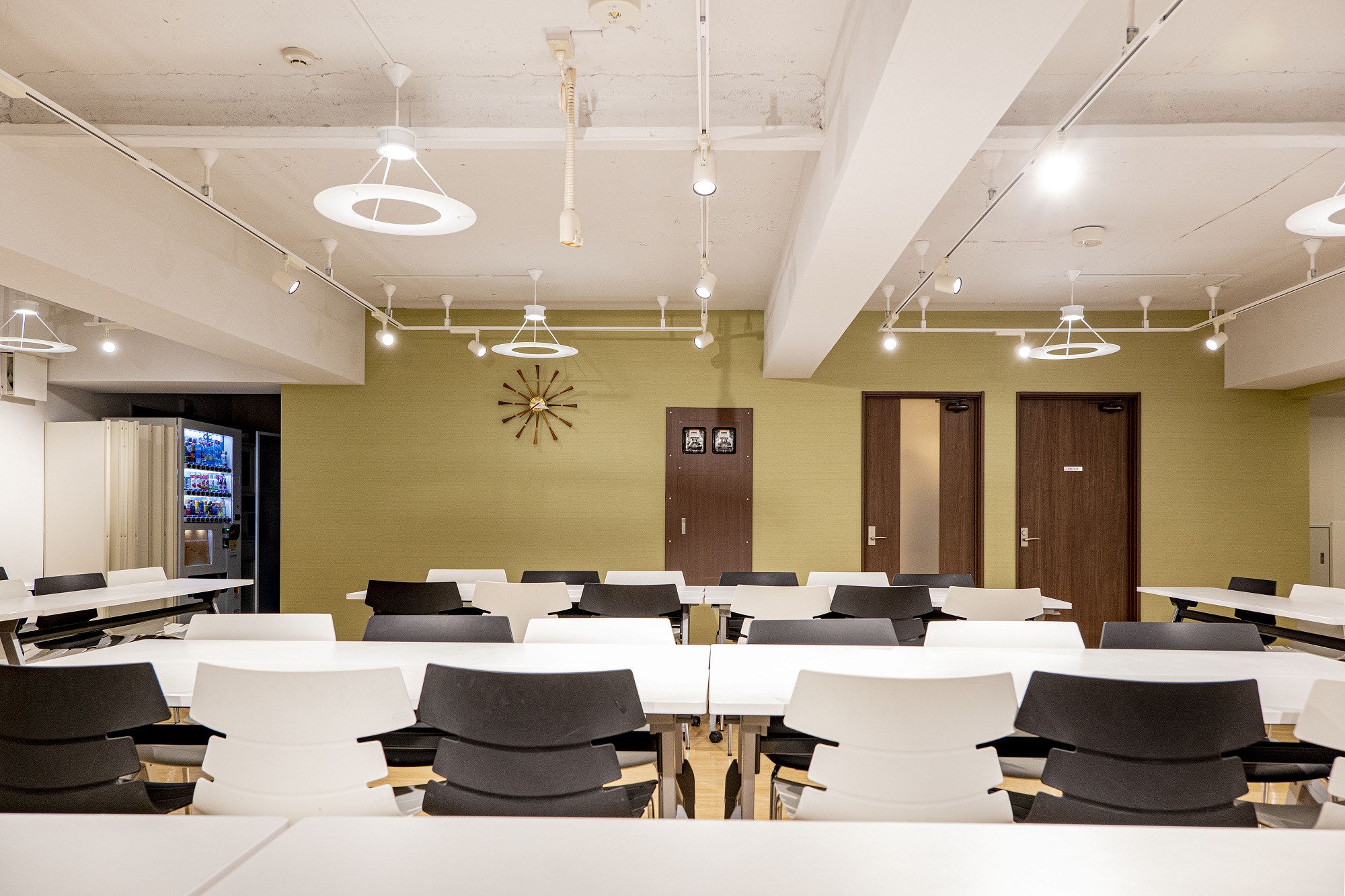 多目的ルームを中心に伝統と革新を表現したオフィスデザイン事例