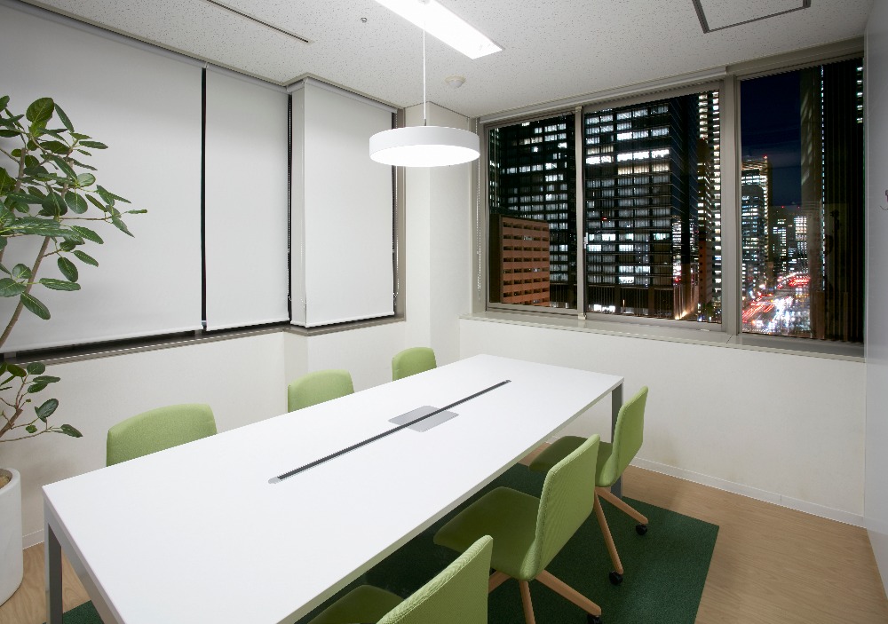 鮮やかなコーポレートカラーとナチュラルな配色がおしゃれな外資系オフィスデザイン事例