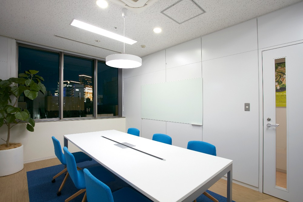スタイリッシュなデザインが魅力の、白とブルーの会議室