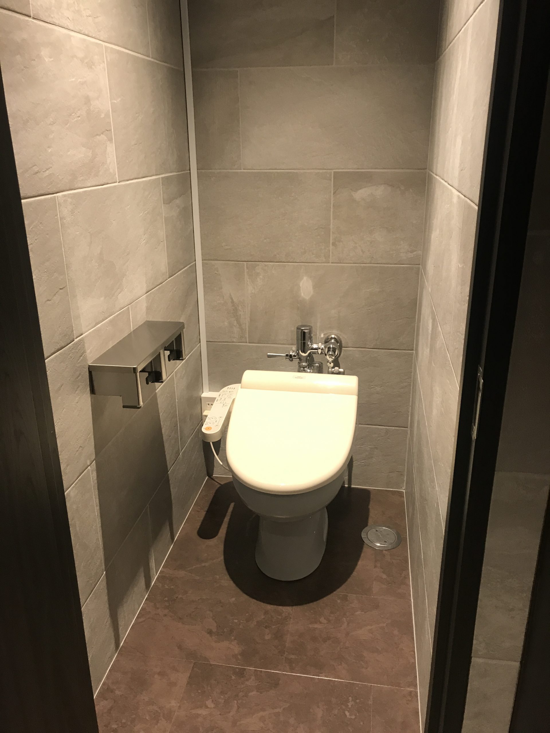 スタイリッシュなシンプルさが魅力の新しいトイレ空間